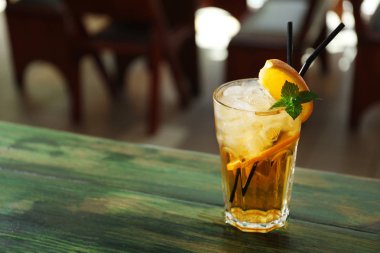 Masada buz ile lezzetli kokteyl cam çubuk
