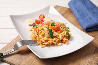 Lezzetli haşlanmış pirinç ve sebze tablo ile plaka