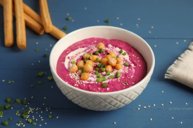 Kase lezzetli pancar humus ve ekmek sopa ahşap tablo
