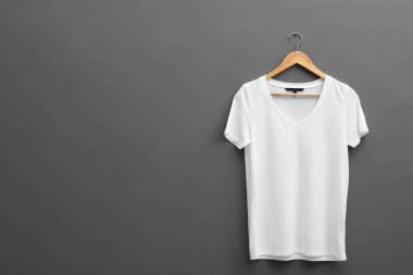 Askı ile boş t-shirt gri arka plan üzerine. Mockup tasarım için