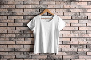 Askı ile boş t-shirt tuğla duvar üzerine. Mockup tasarım için