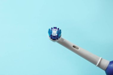 Elektrikli diş fırçası renk arka plan üzerinde. Diş Bakımı