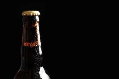 Siyah arka plan, closeup lezzetli soğuk bira şişe