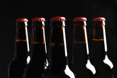 Siyah arka planda, closeup lezzetli soğuk bira şişesi