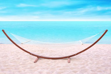 Sahil, boş hamak. Dinlenmek için zaman