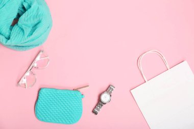 Şık düz alışveriş çantası ile kompozisyon renk arka plan üzerinde yatıyordu.