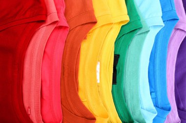 Birçok moda renkli tişörtler, görünümü kapatın