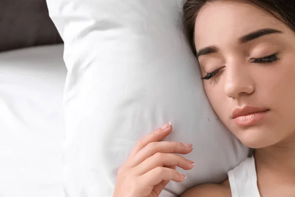Mujer Joven Con Problemas Pérdida Pestañas Durmiendo Cama —  Fotos de Stock