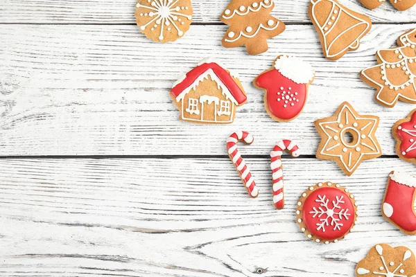 Lekkere Zelfgemaakte Kerstkoekjes Houten Achtergrond Bovenaanzicht — Stockfoto