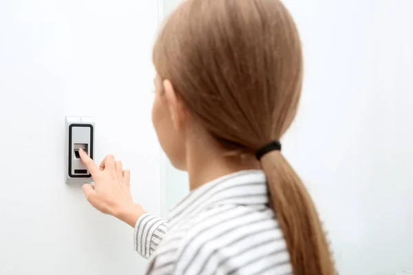 Junge Frau Drückt Fingerabdruckscanner Auf Alarmanlage Haus — Stockfoto