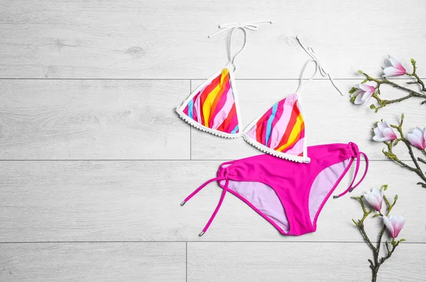 Plat Lag Compositie Bij Bikini Bloemen Houten Achtergrond — Stockfoto