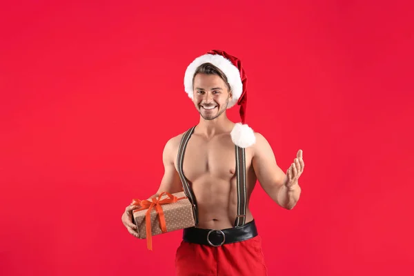 Shirtless Sexy Joven Santa Claus Con Regalo Fondo Color —  Fotos de Stock