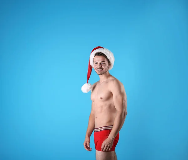 Shirtless Joven Santa Claus Con Cuerpo Sexy Fondo Color —  Fotos de Stock