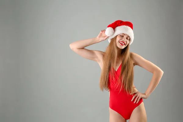 Jovem Mulher Bonita Chapéu Papai Noel Maiô Fundo Cinza Celebração — Fotografia de Stock