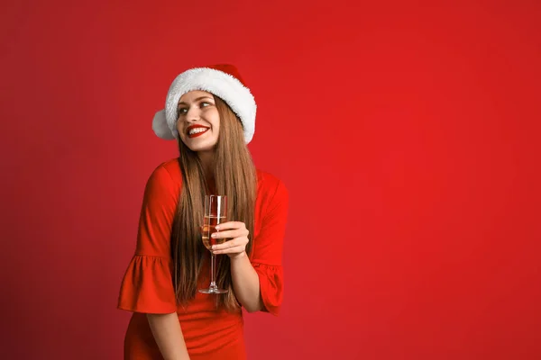 Noel Baba Şapkası Ile Şampanya Renk Arka Plan Üzerinde Genç — Stok fotoğraf