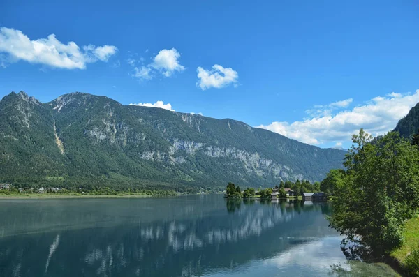 Hermoso Paisaje Con Montañas Río Día Soleado —  Fotos de Stock