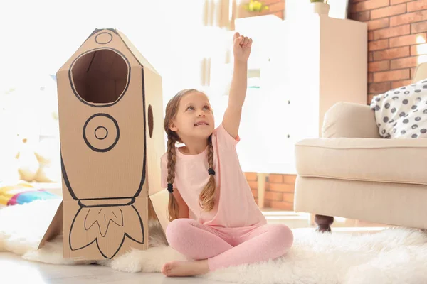 Adorable Niño Pequeño Jugando Con Cohete Cartón Casa —  Fotos de Stock