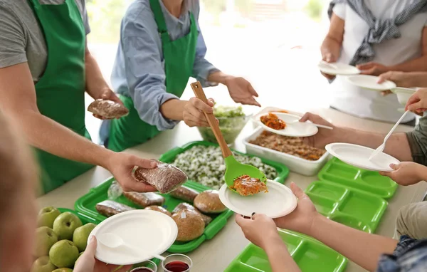 Voluntarios Sirviendo Comida Para Pobres Interior — Foto de Stock