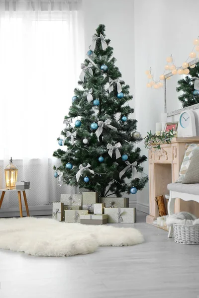 Élégant Salon Intérieur Avec Arbre Noël Décoré — Photo