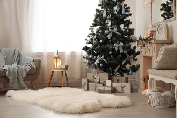 Stilvolles Wohnzimmer Interieur Mit Geschmücktem Weihnachtsbaum — Stockfoto
