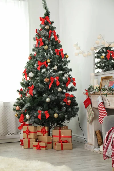 Arbre Noël Décoré Dans Salon Élégant Intérieur — Photo