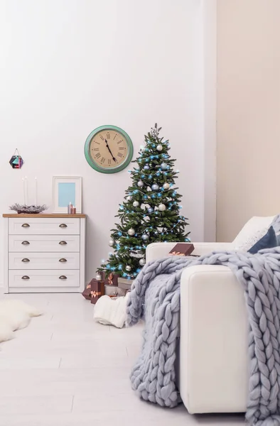 Stilvolles Wohnzimmer Interieur Mit Geschmücktem Weihnachtsbaum — Stockfoto