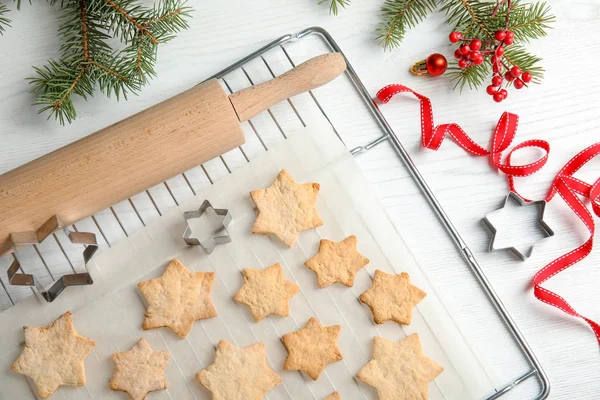 Lekkere Zelfgemaakte Christmas Cookies Perkament Bovenaanzicht Bakken — Stockfoto