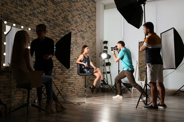 Professionelles Team Arbeitet Mit Model Fotostudio — Stockfoto