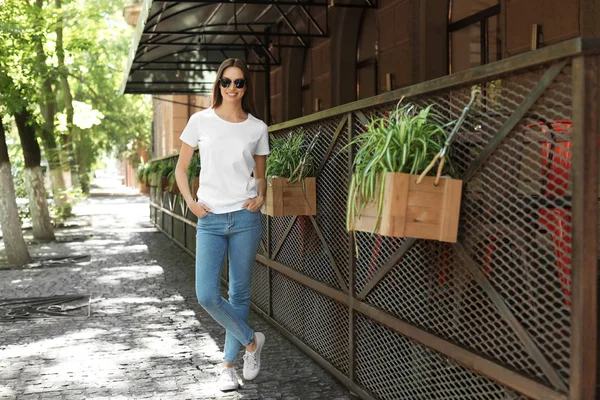 Mujer Joven Con Camiseta Blanca Calle — Foto de Stock