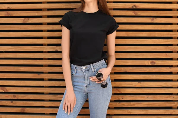 Mujer Joven Vistiendo Camiseta Negra Contra Pared Madera Calle Estilo — Foto de Stock