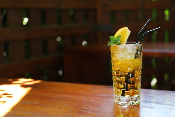 Heerlijke Cocktail Met Ijs Tafel Glas Staaf — Stockfoto