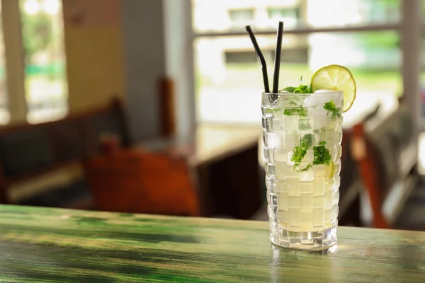 Bicchiere Delizioso Cocktail Con Ghiaccio Sul Tavolo Nel Bar — Foto Stock