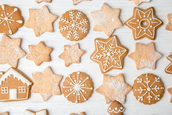 Smakelijk Versierde Kerstkoekjes Houten Tafel Bovenaanzicht — Stockfoto