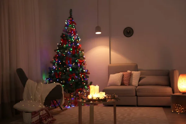 Interior Quarto Elegante Com Velas Árvore Natal Decorada — Fotografia de Stock
