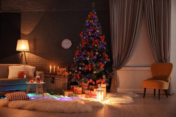 Stijlvolle Kamer Interieur Met Versierde Kerstboom — Stockfoto