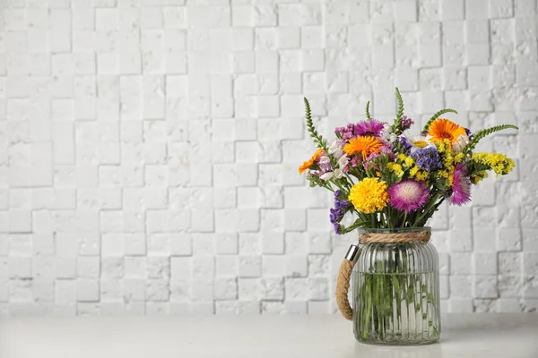 Florero Con Flores Silvestres Mesa Cerca Pared Ladrillo Blanco — Foto de Stock