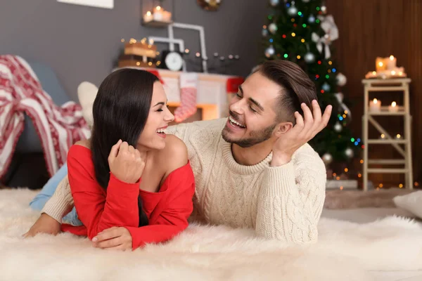 幸せな若いカップルが家の床の上に横たわる クリスマスのお祝い — ストック写真