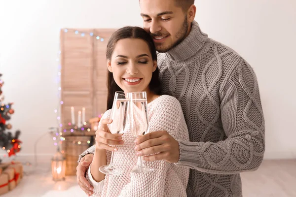Glückliches Junges Paar Mit Champagnergläsern Die Hause Weihnachten Feiern — Stockfoto