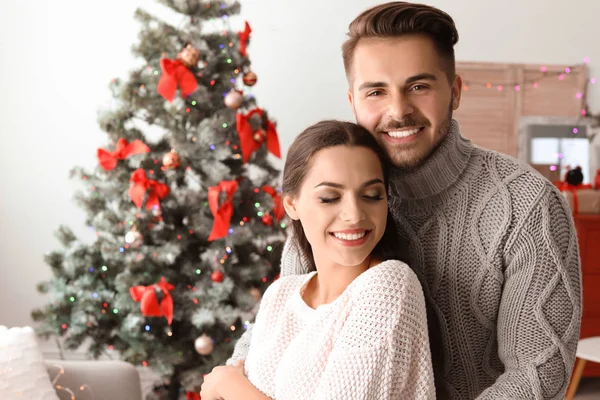 Heureux Jeune Couple Célébrant Noël Maison — Photo