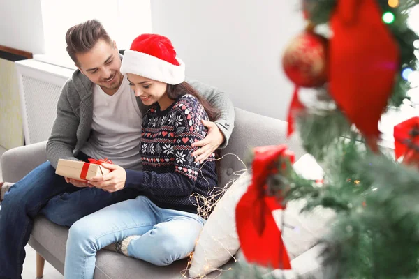 Happy Young Couple Christmas Gift Box Sofa Home — Stock Photo, Image