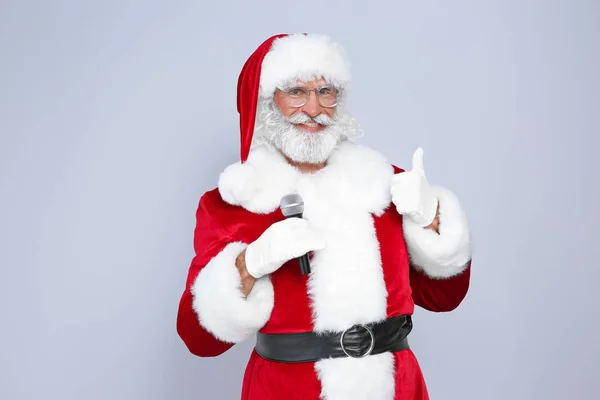 圣诞老人唱到麦克风上的颜色背景 圣诞音乐 — 图库照片