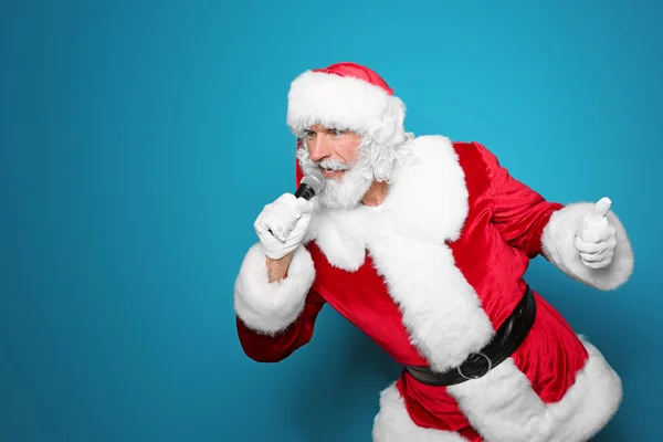 Jultomten Sjunger Mikrofonen Färgbakgrund Julmusik — Stockfoto