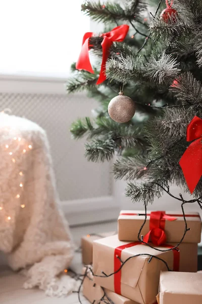 Χριστουγεννιάτικο Δέντρο Στολίδια Και Δώρο Κουτιά Κομψό Εσωτερικό — Φωτογραφία Αρχείου