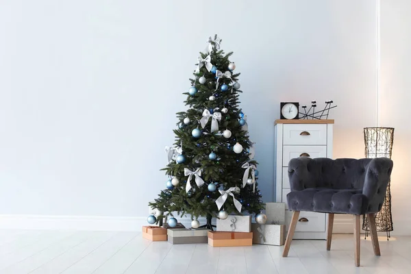 Stijlvolle Woonkamer Interieur Met Versierde Kerstboom Comfortabele Fauteuil — Stockfoto