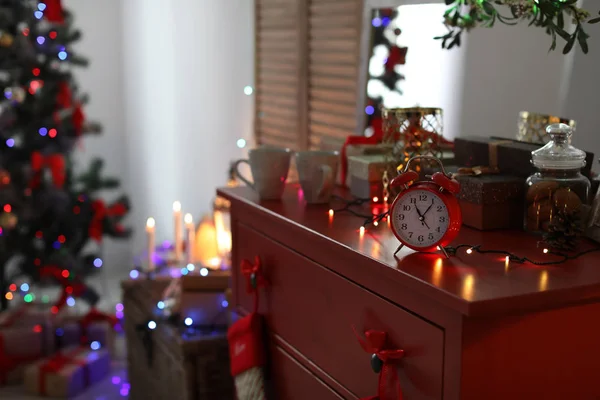 Wecker Der Kommode Stilvollen Weihnachtsinterieur — Stockfoto