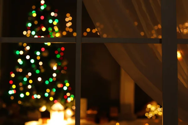 Rozmazaný Pohled Interiér Stylový Obývací Pokoj Vánoční Osvětlení Noci Oknem — Stock fotografie
