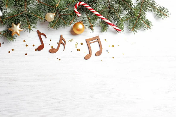 平的布局与装饰和笔记在木质背景 圣诞音乐概念 — 图库照片