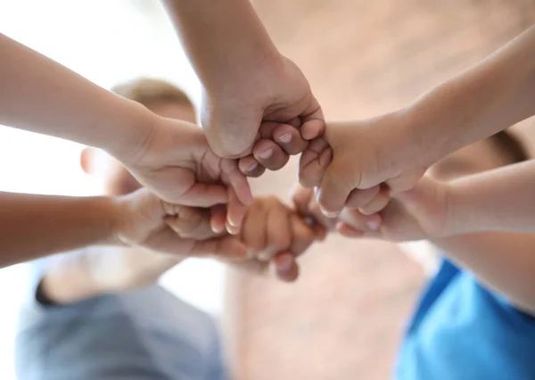 Små Barn Sätta Händerna Ihop Suddig Bakgrund Unity Konceptet — Stockfoto