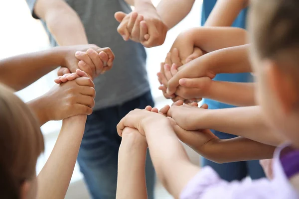 Små Barn Håller Händerna Ihop Närbild Unity Konceptet — Stockfoto