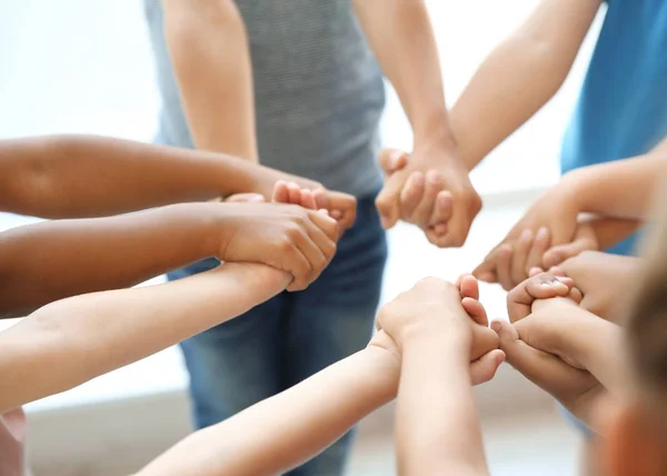 Crianças Pequenas Segurando Mãos Juntas Fundo Claro Conceito Unidade — Fotografia de Stock